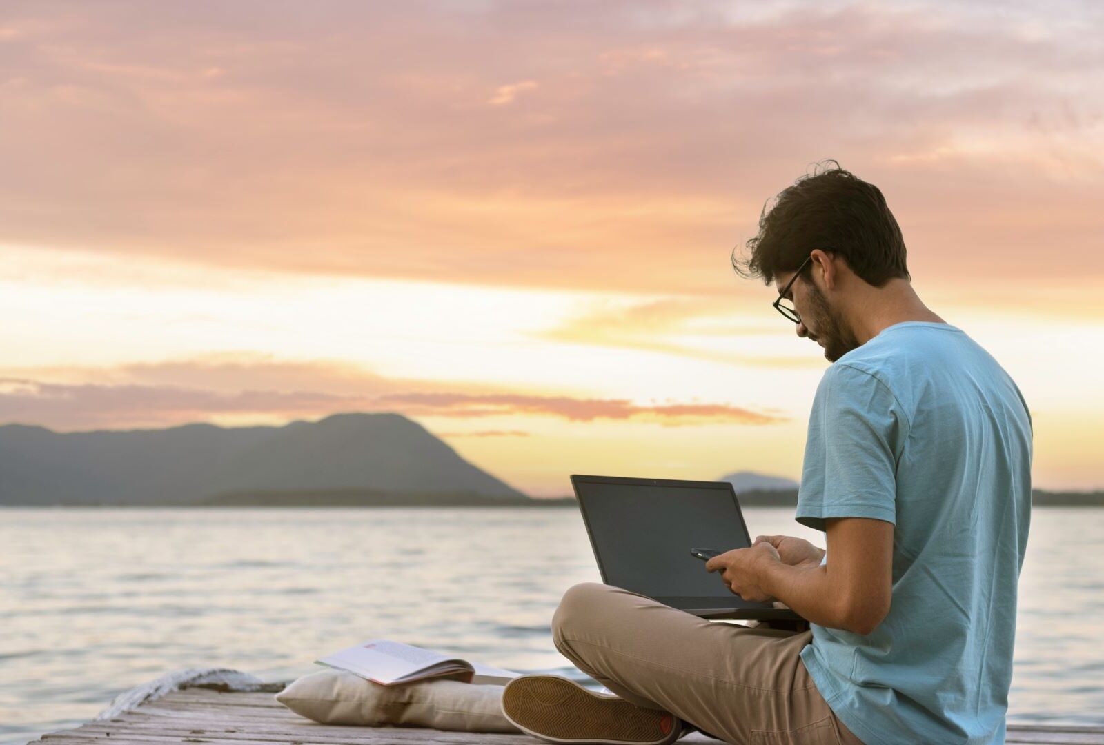 Digitaler Nomade werden Arbeiten und Leben unterwegs meistern