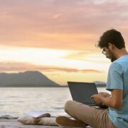 Digitaler Nomade werden Arbeiten und Leben unterwegs meistern
